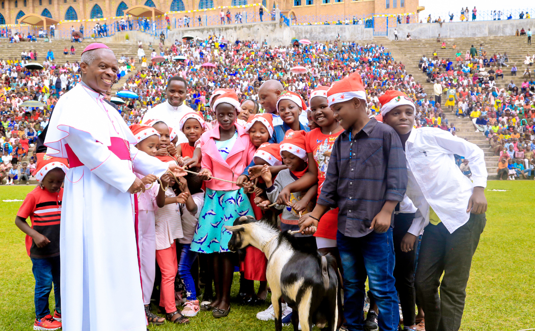 Umushumba wa Diyosezi ya Ruhengeri yifatanyije n’abana guhimbaza Noheli ...