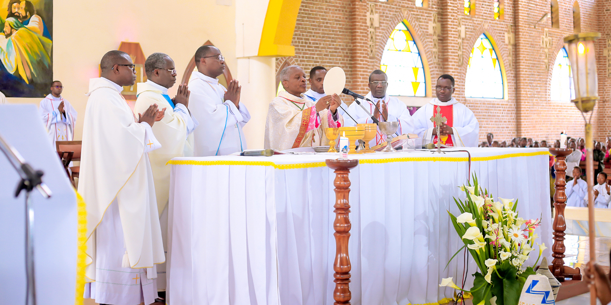 Umushumba wa Diyosezi ya Ruhengeri yifatanyije n’abana guhimbaza Noheli ...